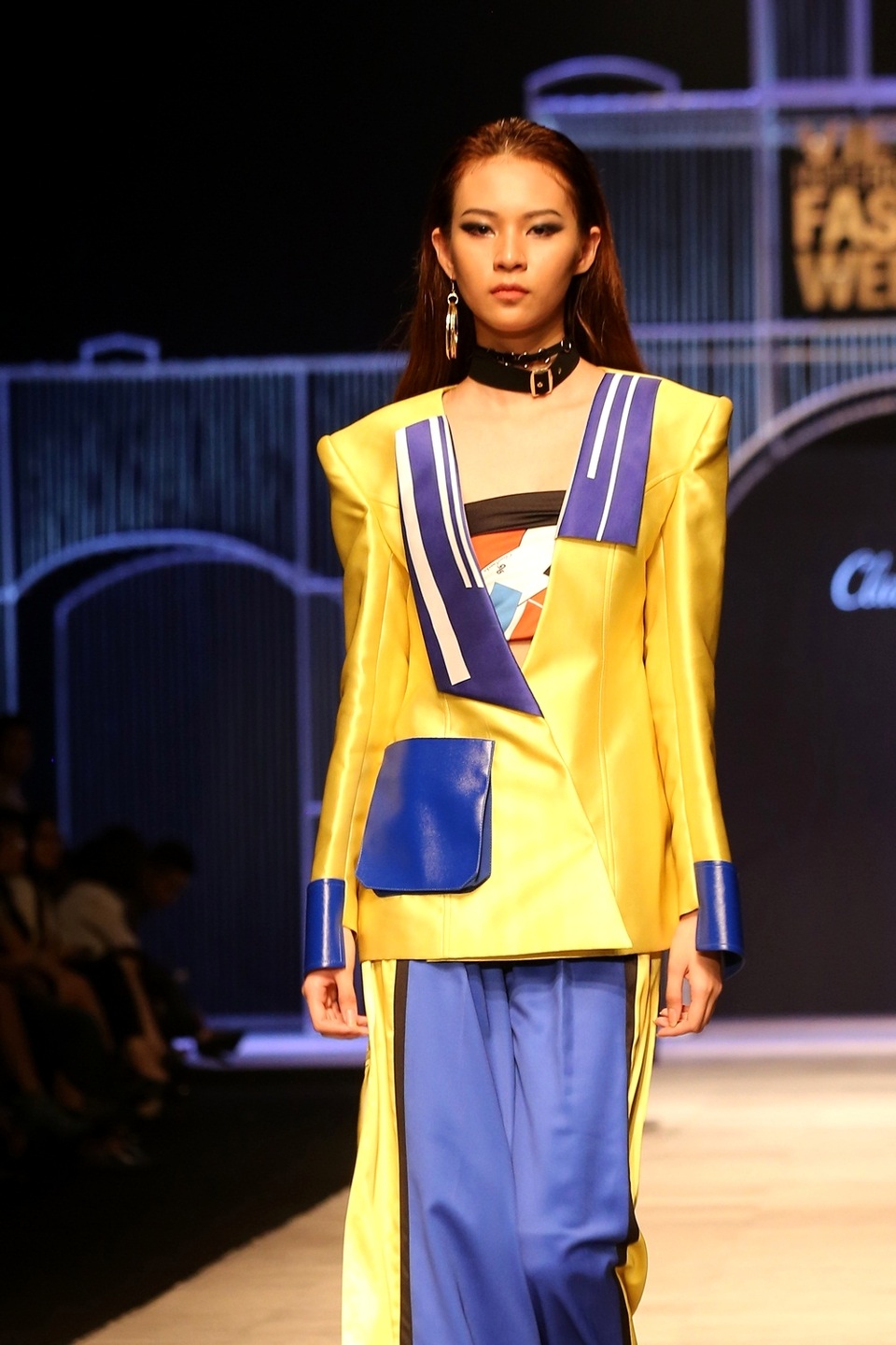 Cô có dịp đọ khả năng catwalk với “đàn chị” Hoàng Thuỳ - Quán quân Next Top mùa thứ hai.