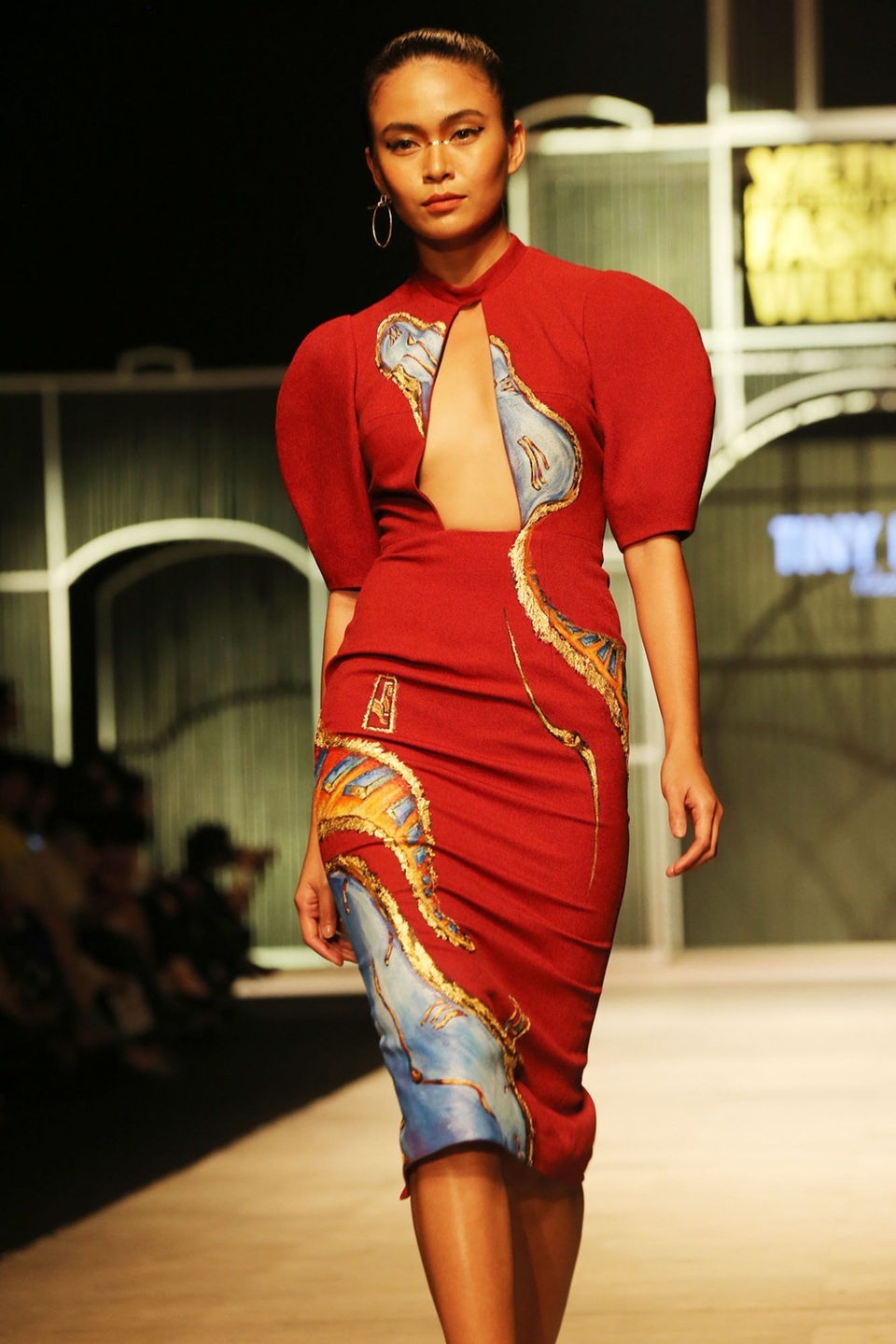 Tối cùng ngày, Mâu Thuỷ hoá cô gái cao nguyên đảm nhận vai trò first face (gương mặt mở màn) trên sàn catwalk.