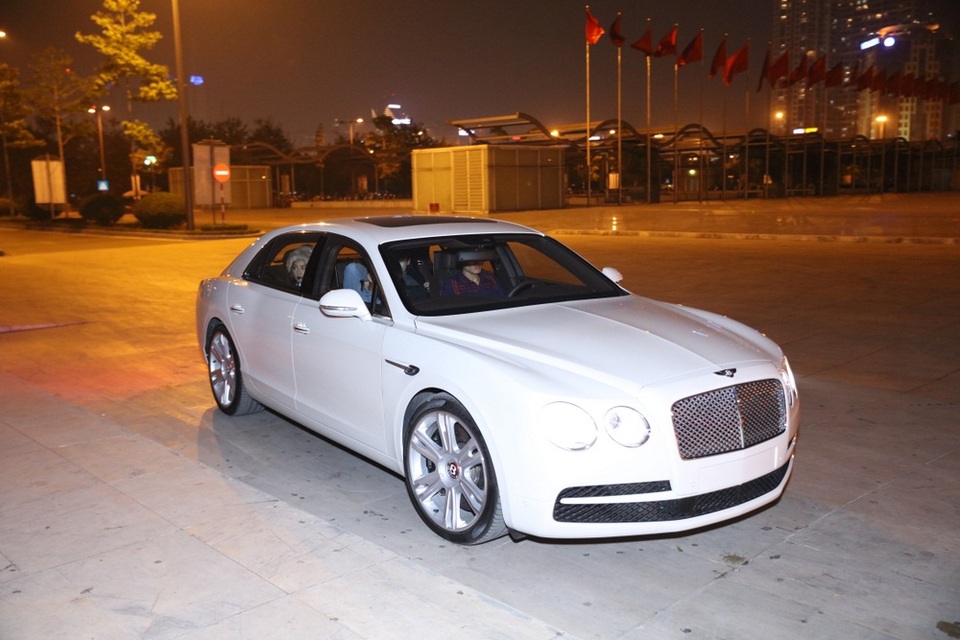 Chàng thiếu gia có mặt rất sớm tại sự kiện. Anh đi cùng hot girl Salim và một vài người bạn trên siêu xe đắt đỏ.