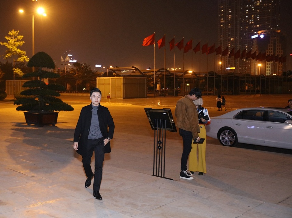 Salim tách ra đi cùng bạn còn Phan Thành đi một mình.