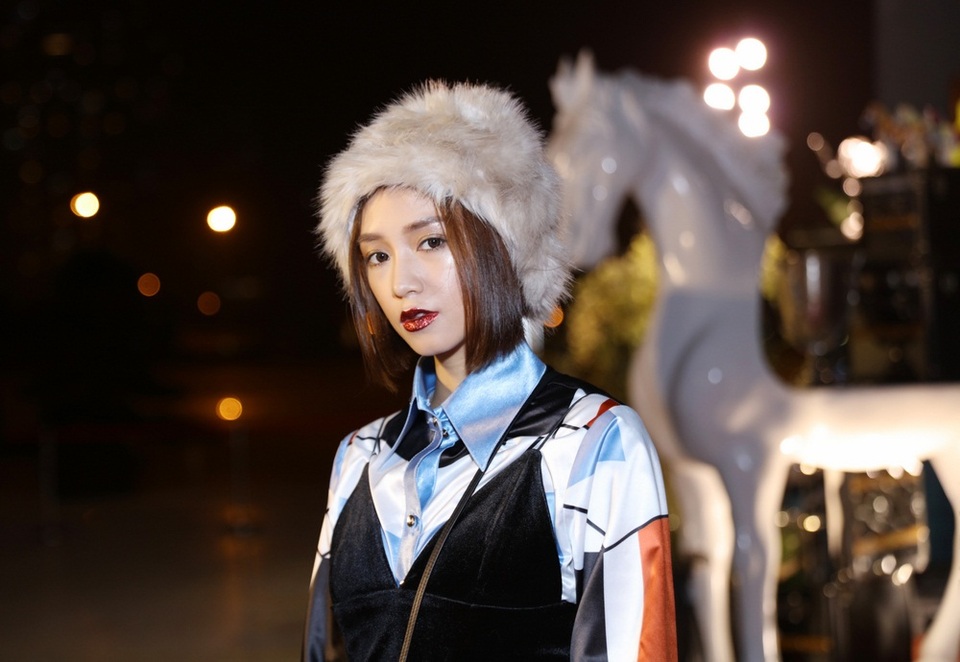 
Sau đó, cô nhanh chóng trở thành gương mặt mẫu ảnh đắt show tại Hà Nội với hình ảnh nhẹ nhàng, trong sáng, đáng yêu. Xuất hiện tại sự kiện, Salim diện một thiết kế được phối màu sắc với hoạ tiết độc đáo, lấy cảm hứng dòng tranh Minimalism của hoạ sĩ Frank Stella. Cô mix áo 2 dây bên ngoài sơ mi rực rỡ, phối cùng quần vàng rực. Cô tô son lấp lánh, đội mũ lông sanh chảnh.
