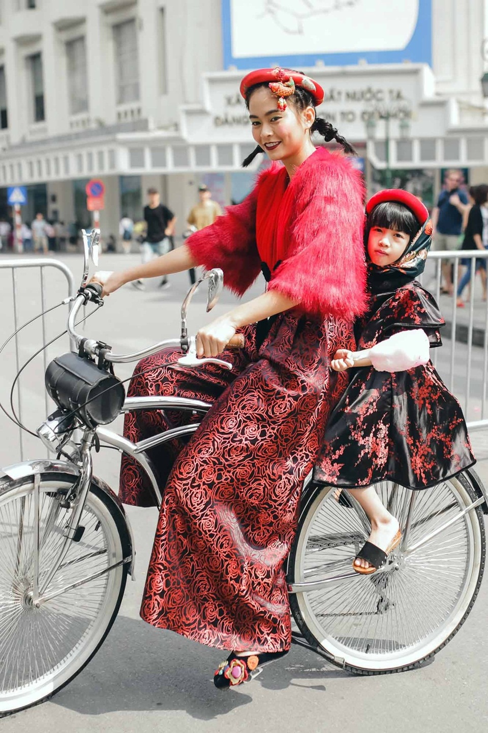 Mâu Thủy đội mấn đi xe đạp “náo loạn” phố Hà Nội - 1