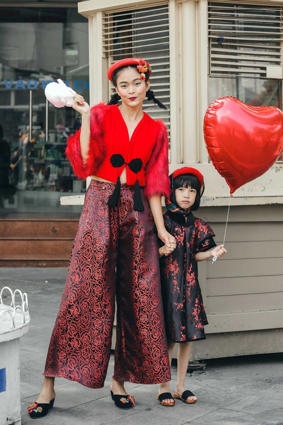 Mẫu nhí đi cùng Mâu Thủy bẽn lẽn, hồn nhiên.