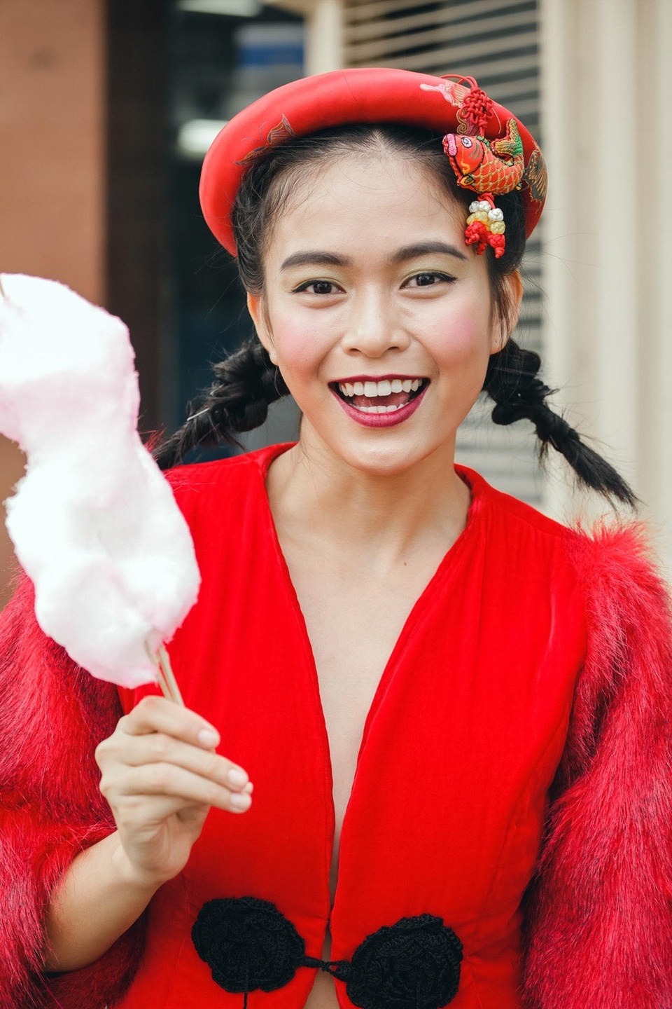 Sắc đỏ khiến Mâu Thủy nổi bần bật.