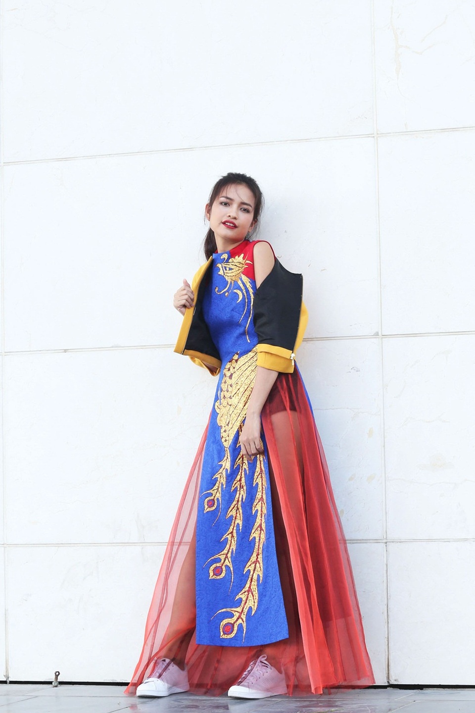 Bên cạnh Mâu Thuỷ, Quán quân Vietnam Next Top Model 2016 Ngọc Châu cũng chọn trang phục mang đậm tinh thần truyền thống khi góp mặt trên đường phố Hà Nội.