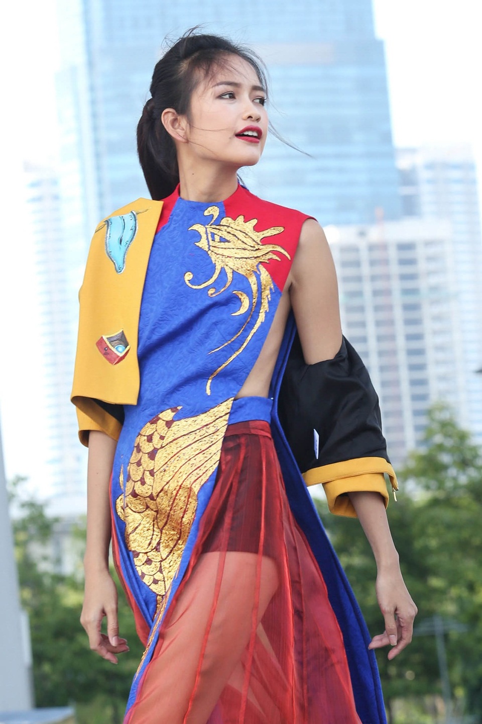 Mâu Thủy đội mấn đi xe đạp “náo loạn” phố Hà Nội - 8