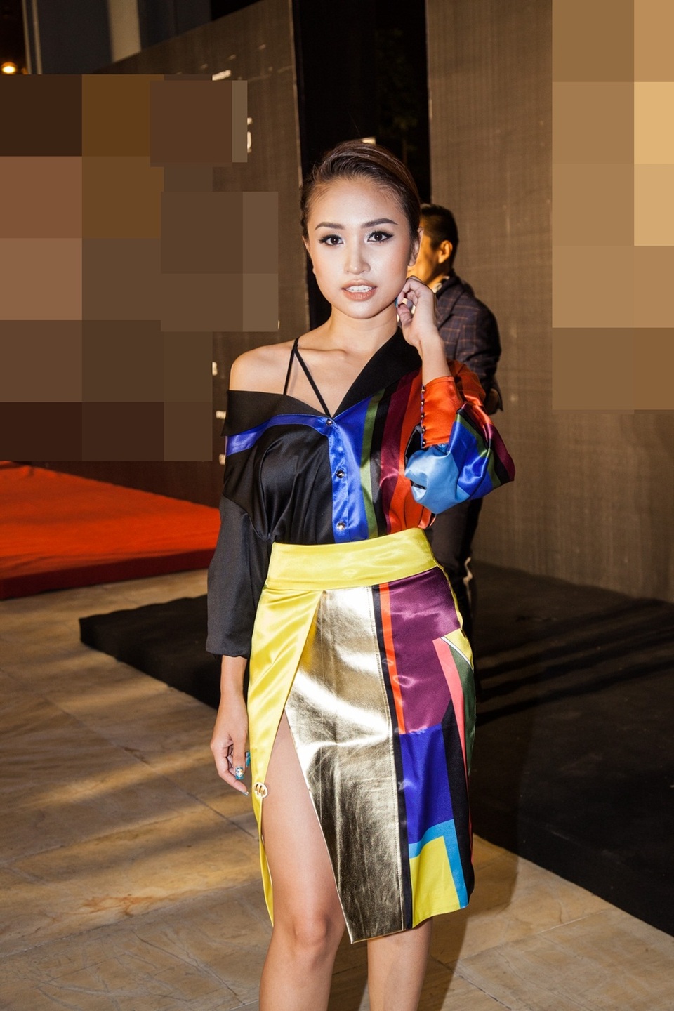 MC Vân Hugo diện áo sơ mi mix trễ nải mix cùng chân váy xẻ cao. “Gái một con” trở nên thời thượng và sexy hơn so với phong cách thời trang thường thấy.