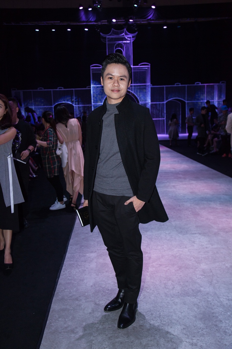 Khi vào trong sân khấu chính, Phan Thành cũng đi một mình.