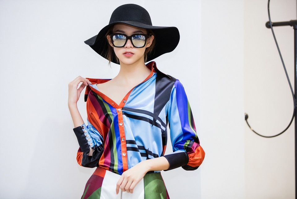 Phí Phương Anh chia sẻ, cô đã bay ra Hà Nội từ vài ngày trước để chuẩn bị cho sự lần xuất hiện này. Cô gái tuổi 19 cũng bước đầu có những lột xác về phong cách thời trang sau thời gian đăng quang.