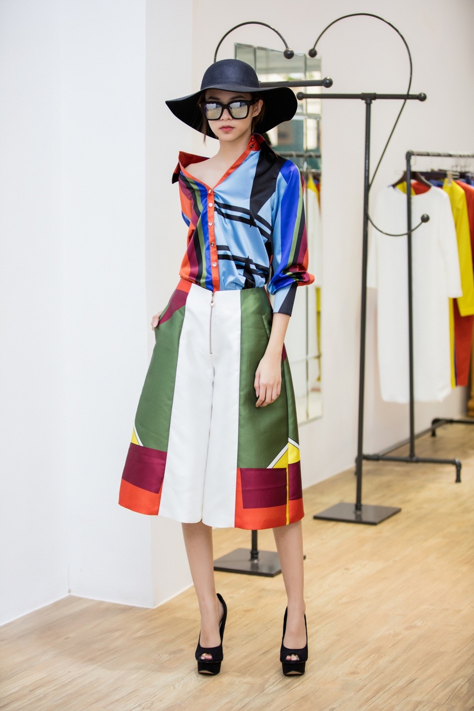 Khi hỏi về những cám dỗ trong môi trường nghệ thuật, nhất là giới người mẫu vốn nhiều tin đồn, thị phi, Phí Phương Anh cho rằng, giờ đây mọi thứ với cô còn mới mẻ, cô sẽ bước từng bước vững chắc để học hỏi và giữ vững bản lĩnh. Phí Phương Anh thẳng thắn chia sẻ, catxe của cô đã tăng lên rất nhiều từ khi đăng quang ngôi vị quán quân The Face so với thời đầu thi thoảng chụp lookbook.