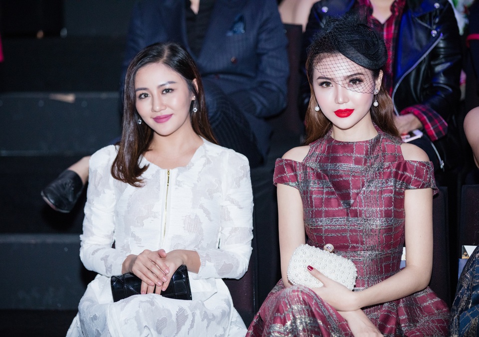 Ngọc Duyên lần đầu xuất hiện trước công chúng sau đăng quang Miss Global - 2 Ngọc Duyên ngồi cùng hàng ghế với Văn Mai Hương.