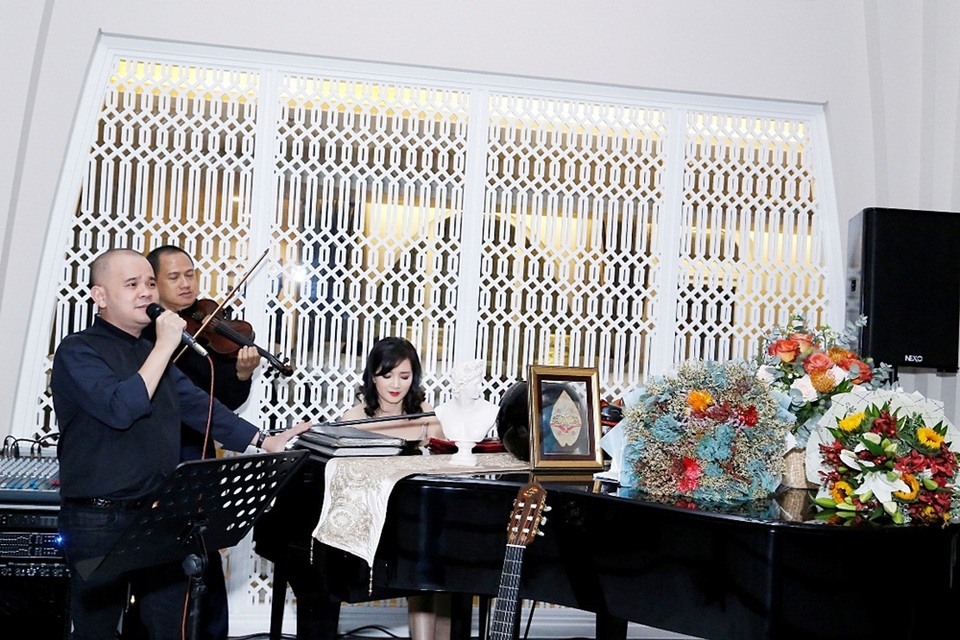 Hoa hậu Giáng My khoe khả năng đệm piano trong tiệc tại gia.