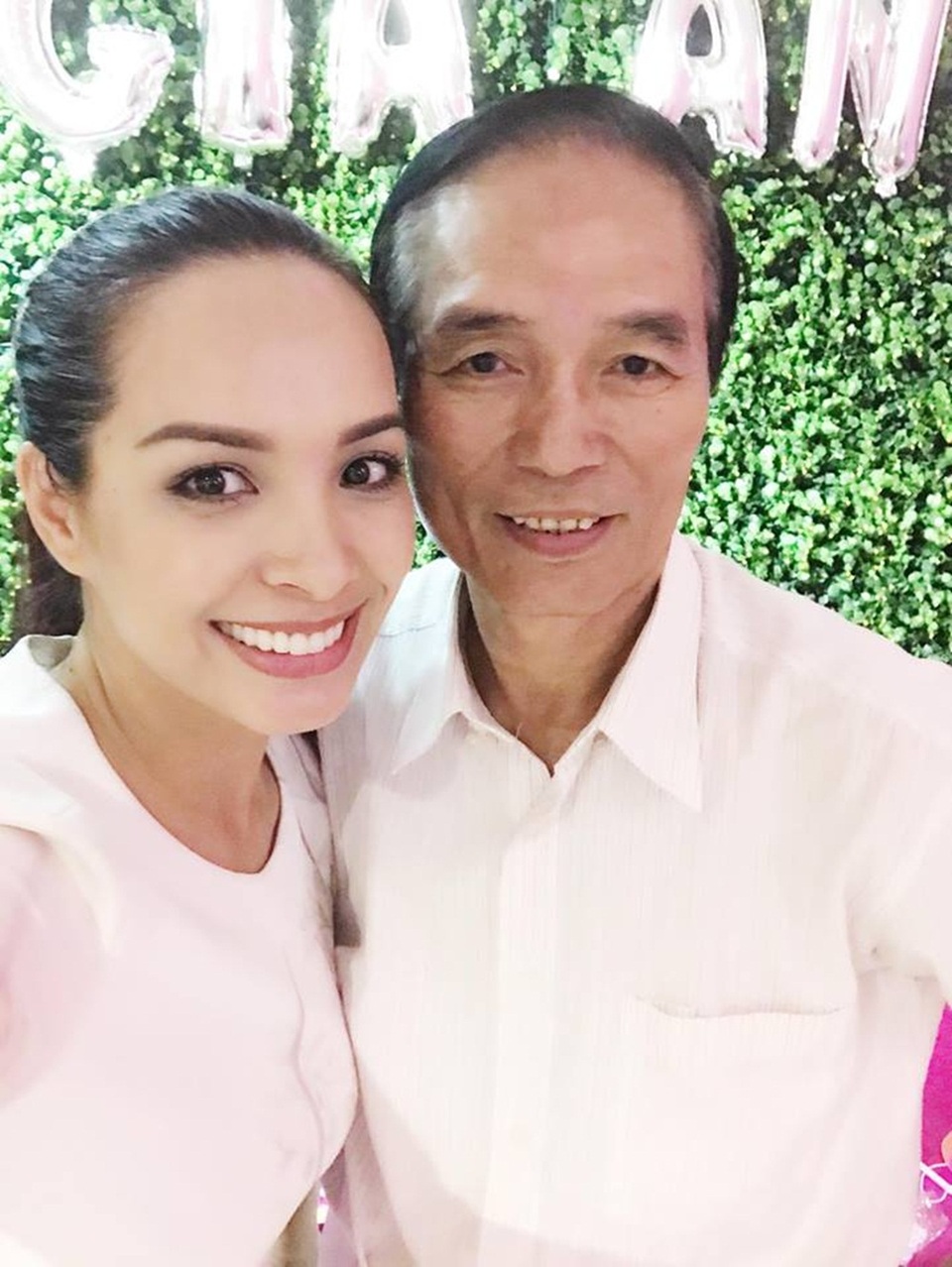 Thúy Hạnh cùng bố.