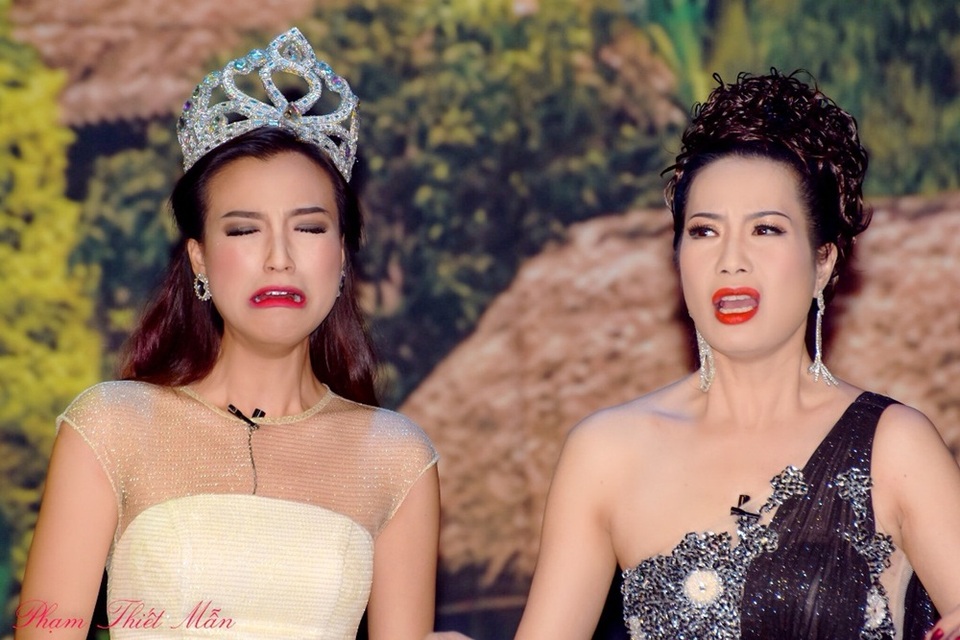 NSƯT - Á hậu Trịnh Kim Chi và Á hậu Hoàng Oanh trong vở diễn Hoa hậu Ao làng.