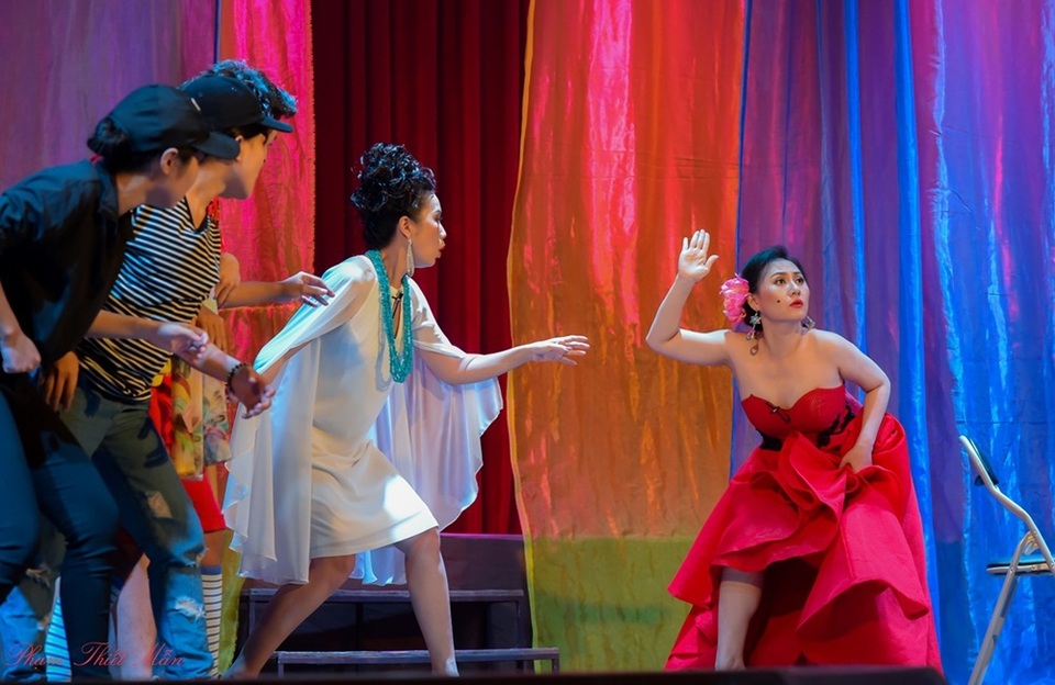 Trịnh Kim Chi “lột trần” hậu trường thi nhan sắc với “Hoa hậu Ao làng” - 7