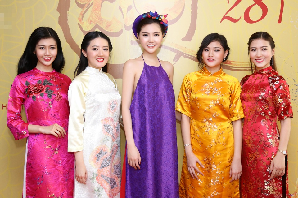 Hoa hậu Ngọc Duyên mặc áo yếm gợi cảm đọ dáng cùng dàn mẫu - 10 Hoa hậu Ngọc Duyên mặc áo yếm gợi cảm đọ dáng cùng dàn mẫu - 10