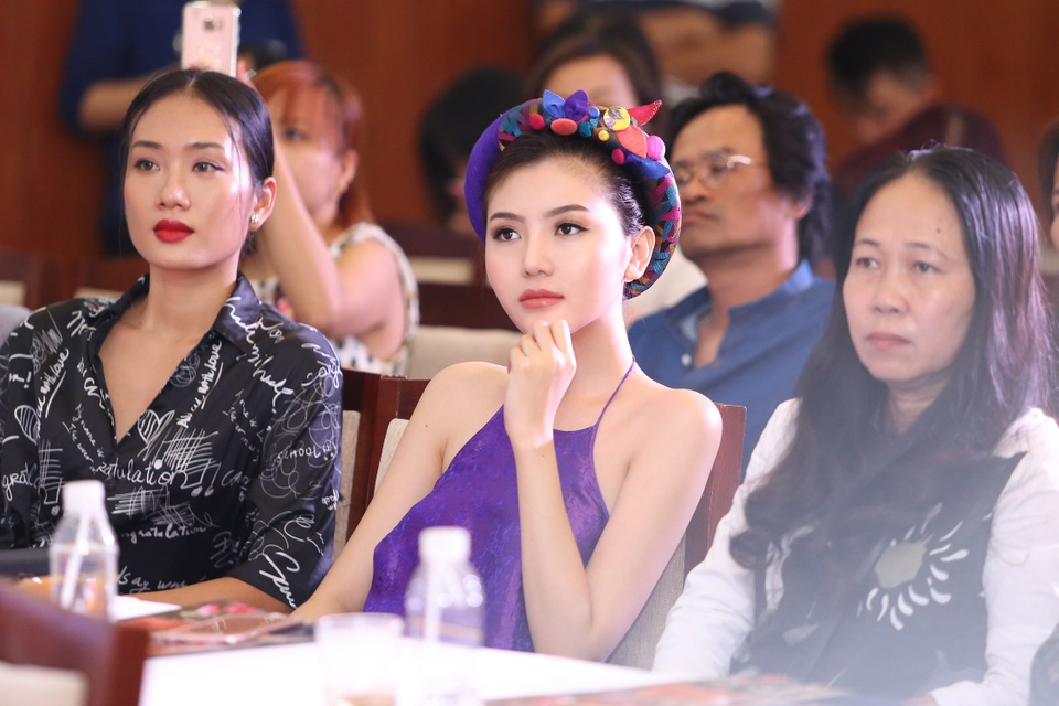 Hoa hậu Ngọc Duyên mặc áo yếm gợi cảm đọ dáng cùng dàn mẫu - 9 Hoa hậu Ngọc Duyên mặc áo yếm gợi cảm đọ dáng cùng dàn mẫu - 9