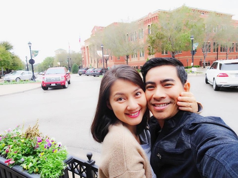 
“Đến thời điểm thích hợp, em bé trong bụng cứng cáp thì tôi mới chia sẻ với mọi người. Tôi không muốn mọi người nói này kia, ảnh hưởng đến con tôi. Tôi muốn mọi thứ mình chuẩn bị cho con phải thật tốt và mọi người chia sẻ niềm vui với tôi”, diễn viên Ngọc Lan chia sẻ cùng Dân Trí lý do tại sao cô muốn giữ bí mật chuyện mang bầu.
