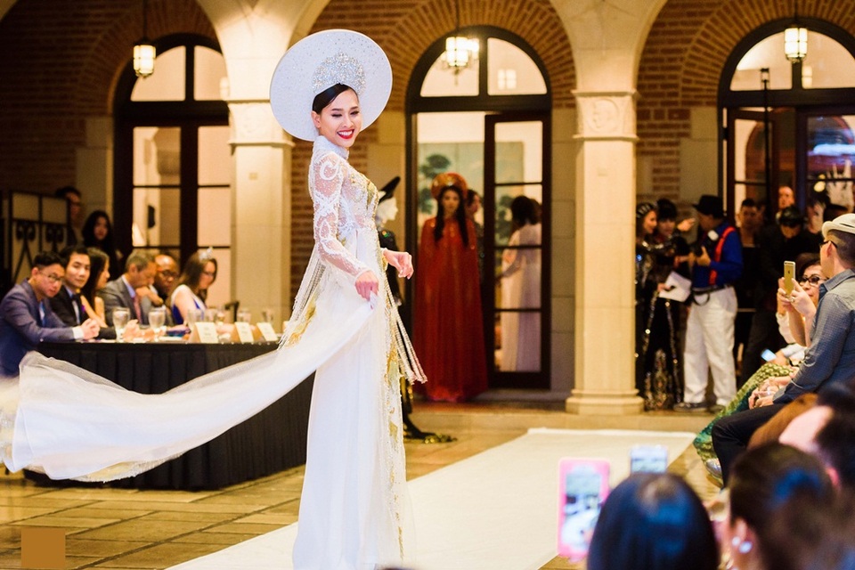 Ngọc Quyên hội ngộ bạn gái Bằng Kiều tự tin sải bước catwalk tại Mỹ - 8 Những vị khách mời có nhiều uy tín trong ngành truyền thông Mỹ đều ấn tượng với trang phục áo dài mà Dương Mỹ Linh trình diễn.