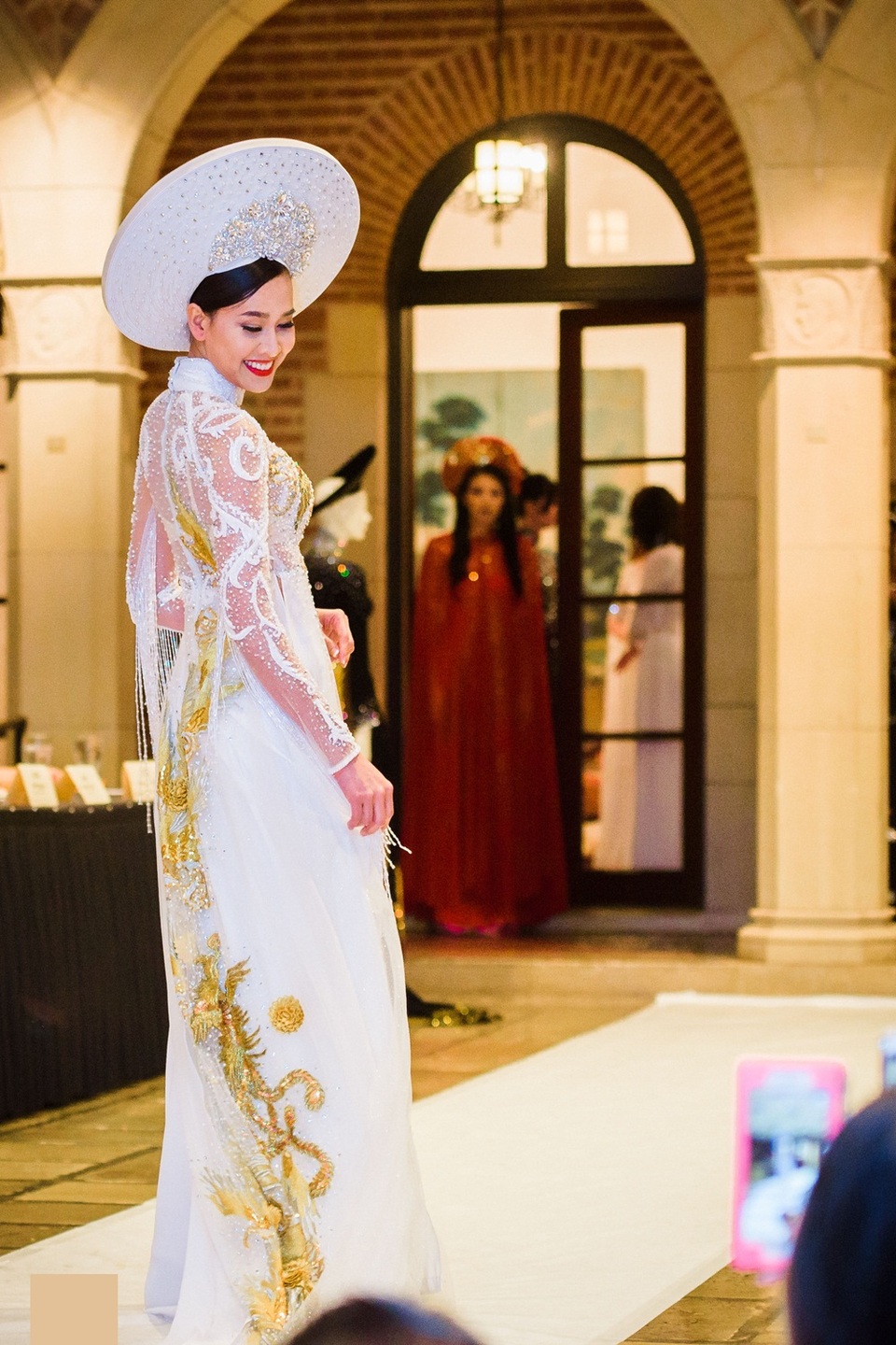 Ngọc Quyên hội ngộ bạn gái Bằng Kiều tự tin sải bước catwalk tại Mỹ - 9 Ngọc Quyên hội ngộ bạn gái Bằng Kiều tự tin sải bước catwalk tại Mỹ - 9