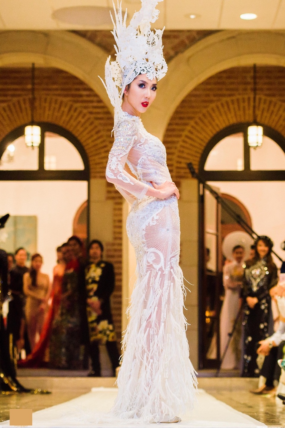 Ngọc Quyên hội ngộ bạn gái Bằng Kiều tự tin sải bước catwalk tại Mỹ - 6 Ngọc Quyên hội ngộ bạn gái Bằng Kiều tự tin sải bước catwalk tại Mỹ - 6