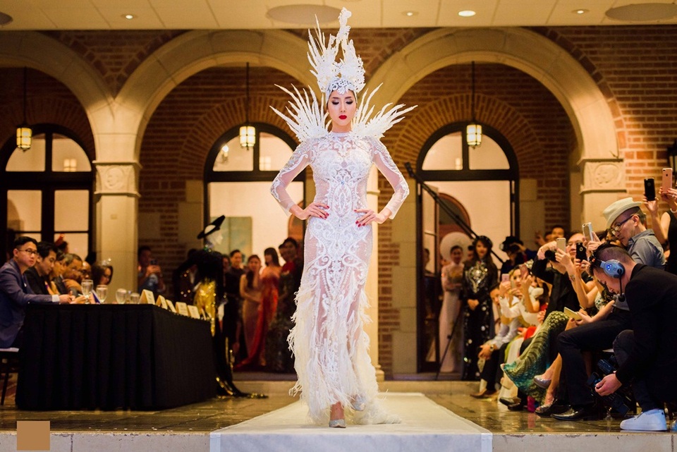 Ngọc Quyên hội ngộ bạn gái Bằng Kiều tự tin sải bước catwalk tại Mỹ - 4 Ngọc Quyên hội ngộ bạn gái Bằng Kiều tự tin sải bước catwalk tại Mỹ - 4