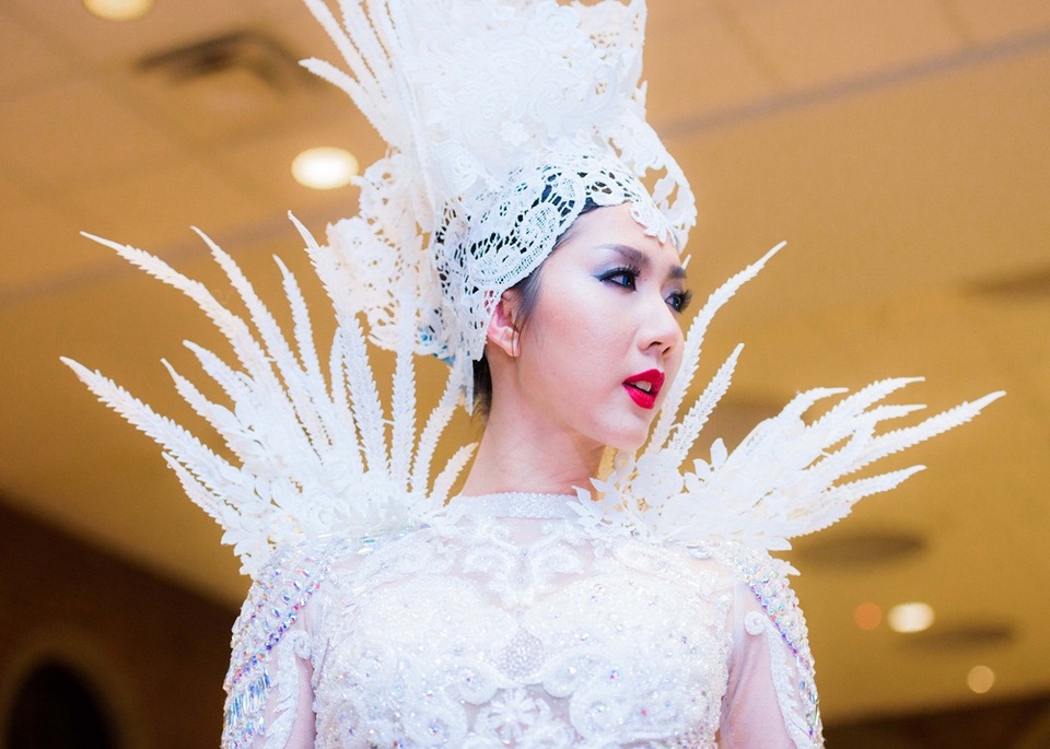 Ngọc Quyên hội ngộ bạn gái Bằng Kiều tự tin sải bước catwalk tại Mỹ - 2 Ngọc Quyên lộng lẫy với trang phục dạ hội được cách điệu.