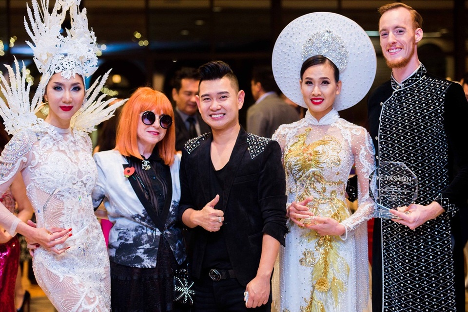 Ngọc Quyên hội ngộ bạn gái Bằng Kiều tự tin sải bước catwalk tại Mỹ - 1 Ngọc Quyên (đầu tiên từ trái sang) và Dương Mỹ Linh (thứ 2 từ phải sang) cùng hội ngộ với vai trò người mẫu.