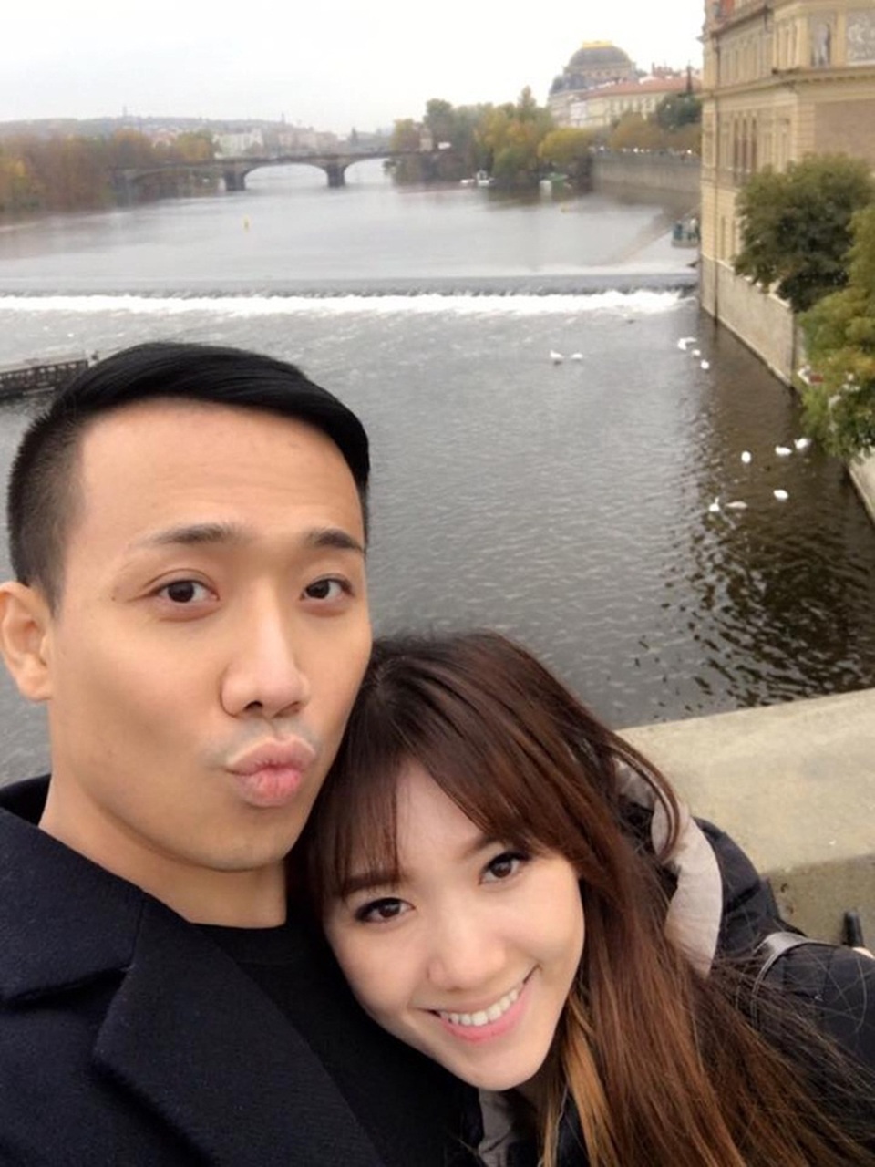 
Thời gian gần đây khi “cơn bão” ồn ào thông tin về đám cưới sắp diễn ra, Trấn Thành và Hari Won giữ thái độ im lặng và liên tục cập nhật những khoảnh khắc hạnh phúc, ngọt ngào bên nhau tại Châu Âu. Nhiều cư dân mạng cho rằng, cặp đôi làm màu chuyện tình cảm của mình nhằm thu hút sự chú ý của mọi người. Có không ít cư dân mạng còn tỏ ra khó chịu cho rằng, Trấn Thành ca ngợi giọng hát của bạn gái Hari Won lộ liễu.
