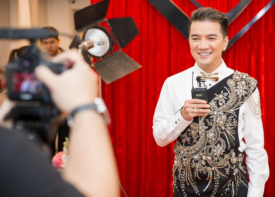 Bên cạnh dàn chân dài, Đàm Vĩnh Hưng cũng gây bất ngờ không kém khi có mặt tại sự kiện từ rất sớm. Nam ca sĩ diện bộ áo khoác một vai độc đáo, được đính kết đá cầu kỳ và toả sáng không kém bên dàn người đẹp.