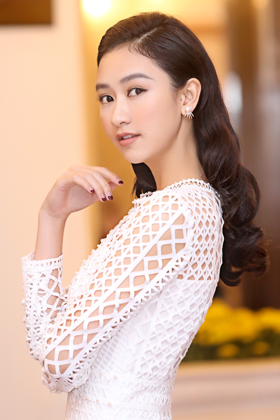 Đối lập với Nam Em, Á hậu Hà Thu diện bộ váy trắng với lối trang điểm cá tính.