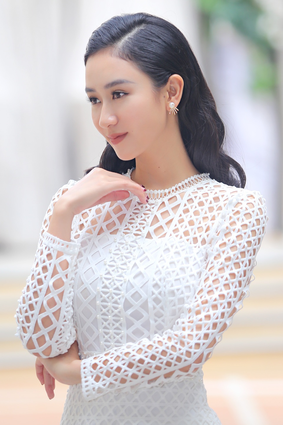 Ngược lại với Nam Em, Á hậu Hà Thu thời gian gần đây tập trung cho công việc kinh doanh, chính vì thế cô ít khi xuất hiện tại các sự kiện văn hóa hơn.