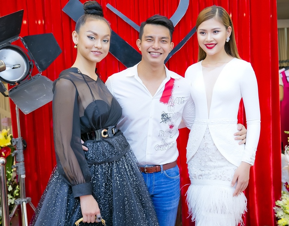 Mai Ngô bất ngờ bánh bèo với trang phục đen “nửa kín nửa hở”, trong khi đó Chúng Huyền Thanh đối lập Mai Ngô với sắc trắng.