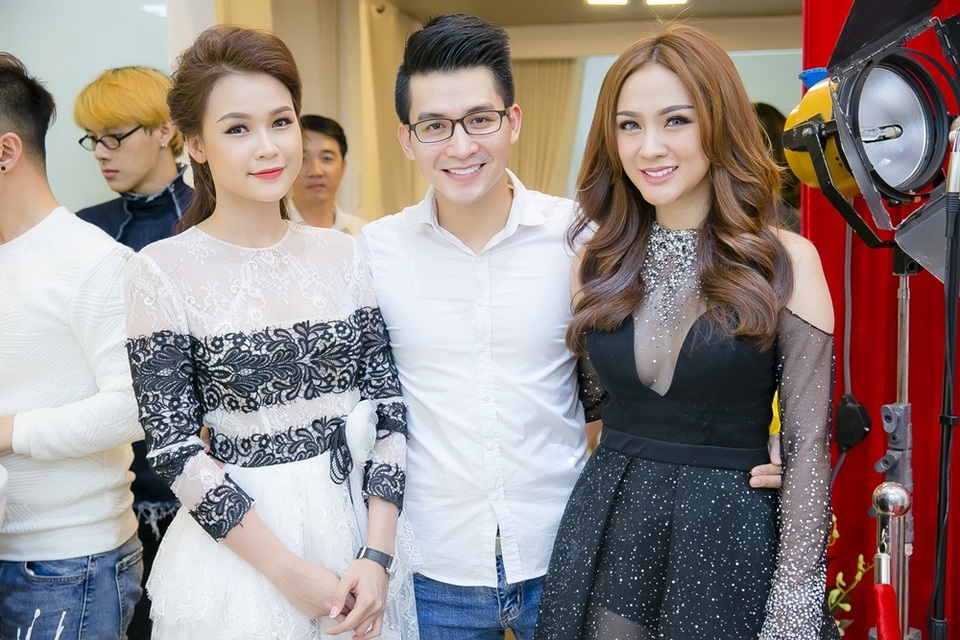 Hot girl Sam (ngoài cùng bên trái) và cô bạn thân thiết Kelly (ngoài cùng bên phải).