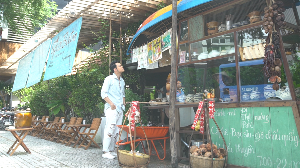 Cùng ca sĩ Quang Vinh khám phá TP.HCM "vừa lạ vừa quen" - 8 Một lý do nữa khiến Quang Vinh muốn phổ biến du lịch kiểu Staycation là vì nhận ra rằng giờ đây khá nhiều bạn trẻ đổ xô đến một thành phố khác, vội vã khám phá những danh lam thắng cảnh, điểm ăn uống, vui chơi của thành phố kia.