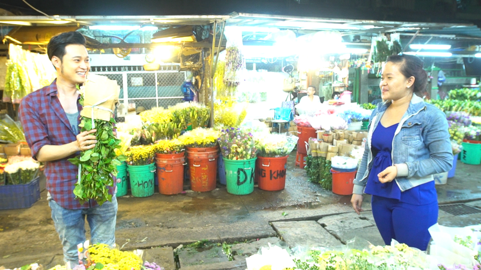 Cùng ca sĩ Quang Vinh khám phá TP.HCM "vừa lạ vừa quen" - 10
Vì thế trong phần “khám phá 2 mặt của TP HCM”, Quang Vinh đã không ngần ngại đặt ngay khách sạn 5 sao để có thể ngắm nhìn sông Sài Gòn từ trên cao, tận hưởng cảm giác siêu thoải mái trên chiếc giường khách sạn… Hay sẵn sàng “lăn xả” tự tay gói từng bó hoa tặng bạn.