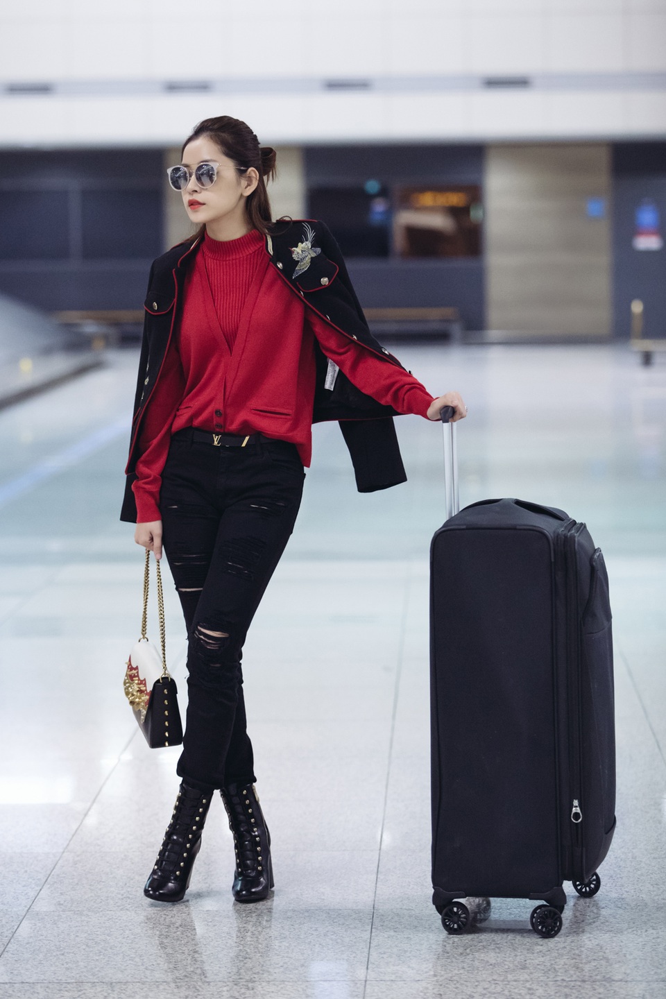 Cô diện áo len, khoác ngoài bằng một thiết kế thêu hoạ tiết bắt mắt, cô kết hợp cùng đôi boost nạm đinh.