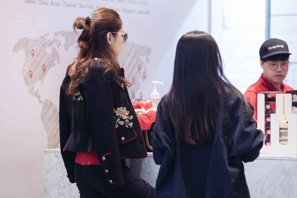 Ngay khi đến thủ đô Seoul, Chi Pu được BTC đón tiếp nồng nhiệt tại sân bay Incheon và đưa về trung tâm bằng limousine. Cô ở một khách sạn 5 sao tại khung Kangnam. BTC còn chu đáo hỏi Chi Pu về thực đơn riêng để chuẩn bị phù hợp với sức khoẻ của nữ diễn viên.