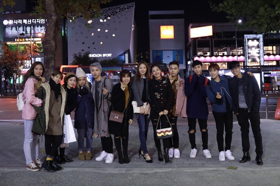 Tình cờ gặp nhau, các thành viên cũng tranh thủ chụp hình kỷ niệm và có một buổi ăn tối, dạo phố cùng nhau.