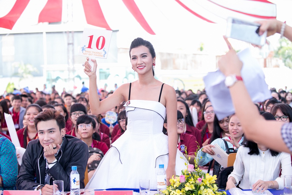 Kim Tuyến đẹp trong veo trở lại sau một thời gian im ắng - 4 Mới đây, nữ diễn viên Kim Tuyến tham gia Ngày hội Chung tay xóa bỏ định kiến giới được tổ chức tại Trường Đại học Nguyễn Tất Thành thu hút sự tham gia đông đảo của nhiều bạn sinh viên cùng nhiều vị khách mời đặc biệt.