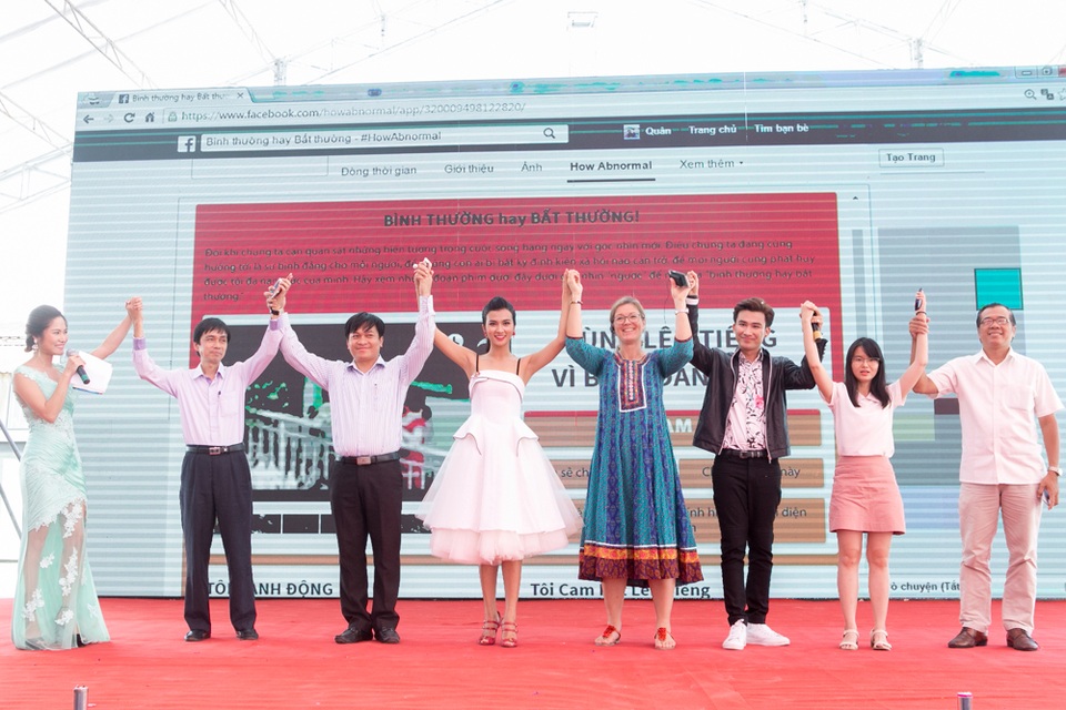 Kim Tuyến đẹp trong veo trở lại sau một thời gian im ắng - 5 Bà Louise Chamberlain - Giám đốc Quốc gia UNDP Việt Nam cùng hai sao Việt nữ diễn viên Kim Tuyến và ca sĩ Chí Thiện là người đồng hành cùng chương trình này. Trong Ngày hội, Kim Tuyến và các vị khách mời cùng thực hiện “Cam kết ủng hộ bình đẳng giới & Xóa bỏ định kiến giới”. Đồng thời, nữ diễn viên cũng kêu gọi mọi người cùng chung tay thực hiện hành động ý nghĩa này. Kim Tuyến và ca sĩ Chí Thiện đã đồng hành cùng chương trình nhiều lần với vai trò khách mời danh dự và giám khảo tiết mục kịch ngắn của các bạn sinh viên về đề tài xóa bỏ định kiến giới.