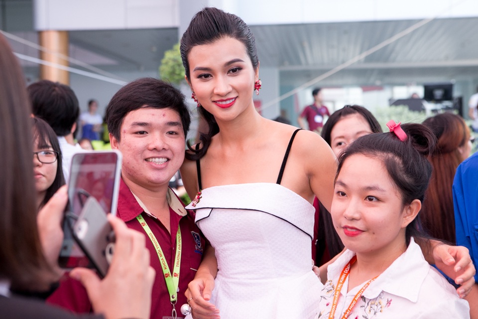 Kim Tuyến đẹp trong veo trở lại sau một thời gian im ắng - 8 Cô nhận được sự yêu mến và chào đón nồng nhiệt từ các bạn sinh viên từ nét gần gũi. Kim Tuyến giao lưu, ký tặng và ghi lại nhiều khoảnh khắc cùng các bạn.