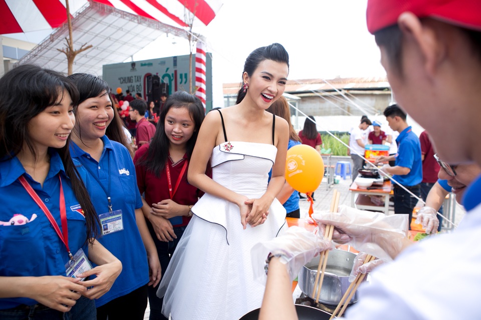 Kim Tuyến đẹp trong veo trở lại sau một thời gian im ắng - 6 Được biết, chiến dịch do Chương trình Phát triển Liên Hợp Quốc (UNDP) tại Việt Nam thực hiện nhằm xóa bỏ những định kiến giới. Đây là một chương trình ý nghĩa, thiết thực trong cộng đồng và cần sự chung tay của tất cả mọi người.