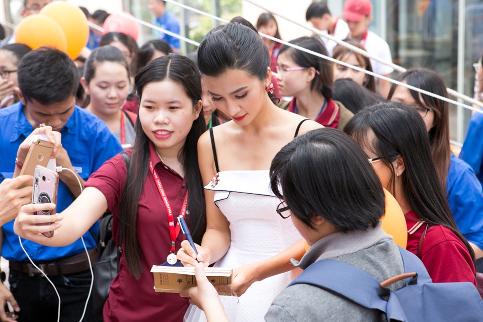 Kim Tuyến đẹp trong veo trở lại sau một thời gian im ắng - 7 Diễn viên Kim Tuyến xuất hiện rạng rỡ và xinh đẹp trong một thiết kế nhẹ nhàng và cuốn hút.