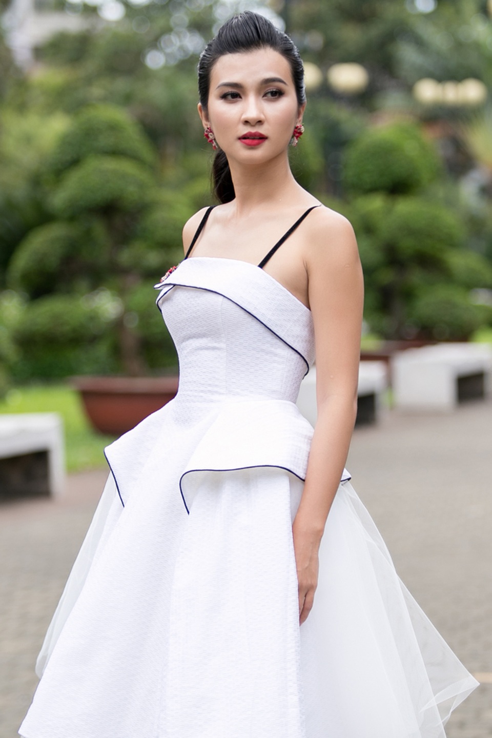 Kim Tuyến đẹp trong veo trở lại sau một thời gian im ắng - 14 Cô thường chọn những trang phục thanh lịch, kín đáo nhưng vẫn thu hút.