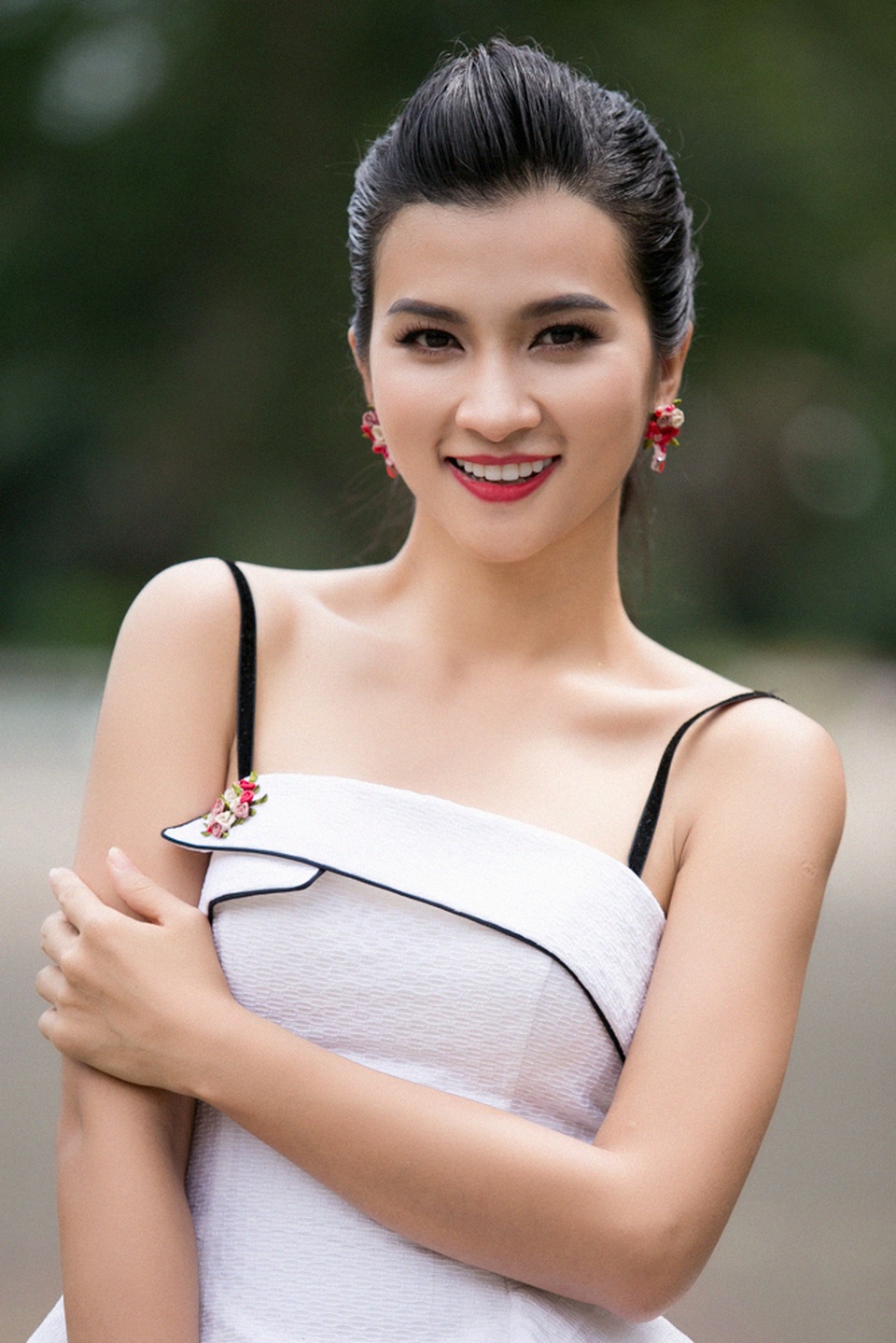 Kim Tuyến đẹp trong veo trở lại sau một thời gian im ắng - 1 Về Nhì trong cuộc thi Phụ nữ thế kỷ 21, Kim Tuyến tay ngang ngang bén duyên với nghiệp diễn xuất và giành được nhiều giải thưởng lớn.