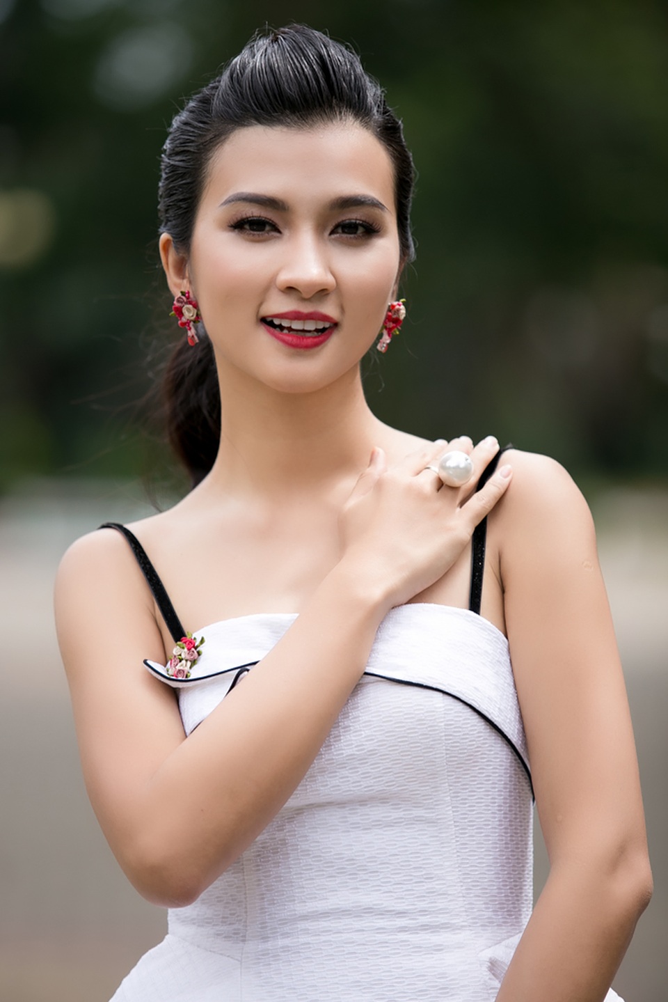 Kim Tuyến đẹp trong veo trở lại sau một thời gian im ắng - 2 Kim Tuyến đạt giải Nữ diễn viên chính xuất sắc của giải Cánh diều vàng năm 2009 bằng vai diễn trong phim “Chuyện tình đảo ngọc” và giải Nữ diễn viên phụ xuất sắc ở hạng mục Phim truyền hình tại Lễ trao giải Cánh diều vàng cho vai Mai trong Tuổi thanh xuân.