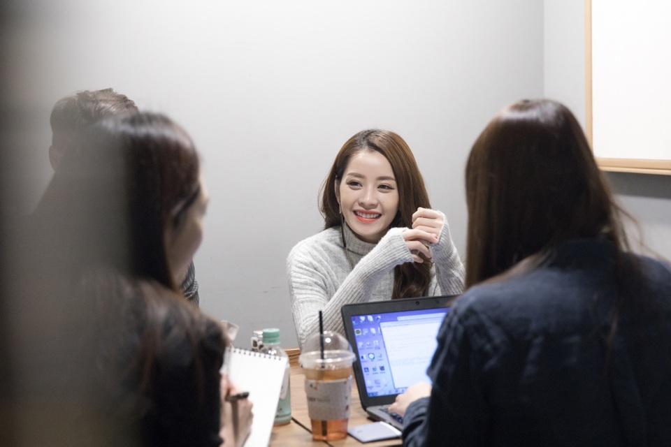 Đại diện cơ quan thông tấn này tỏ ra vô cùng quan tâm đến bộ phim Tỉnh giấc tôi thấy mình trong ai do Chi Pu sản xuất và đóng vai chính cũng như những dự định sắp tới của cô tại Hàn Quốc.