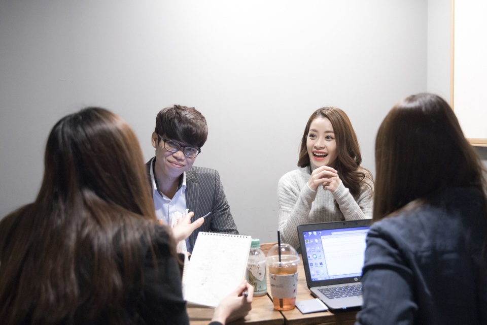 Trước đó, Chi Pu có buổi phỏng vấn với Starnews tại phòng chờ trước giờ lên trao giải.