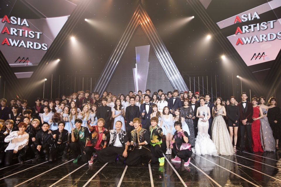 Chi Pu cũng vừa hé lộ những bức ảnh chụp nhóm cùng các nghệ sĩ thắng giải Asia Artist Awards 2016 cuối chương trình.